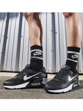 New Nike Women’s Black & White Air Max 90 Low-Top Sneakers Size 7.5 with Box